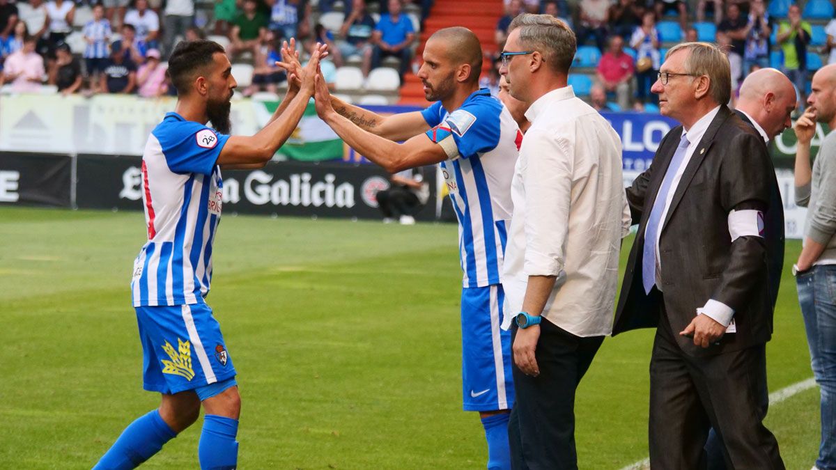 Yuri sustituye a Bravo durante el partido ante el Cornellà en El Toralín. | FRANCISCO L. POZO