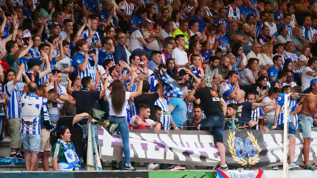 La afición de la Deportiva, durante el partido ante el Cornellà. | FRANCISCO L. POZO