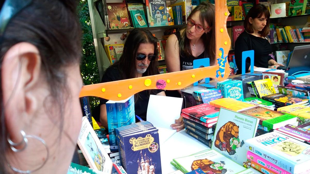 Diana Martínez y Lolo, ayer en la Feria del Libro de Madrid. | L.N.C.