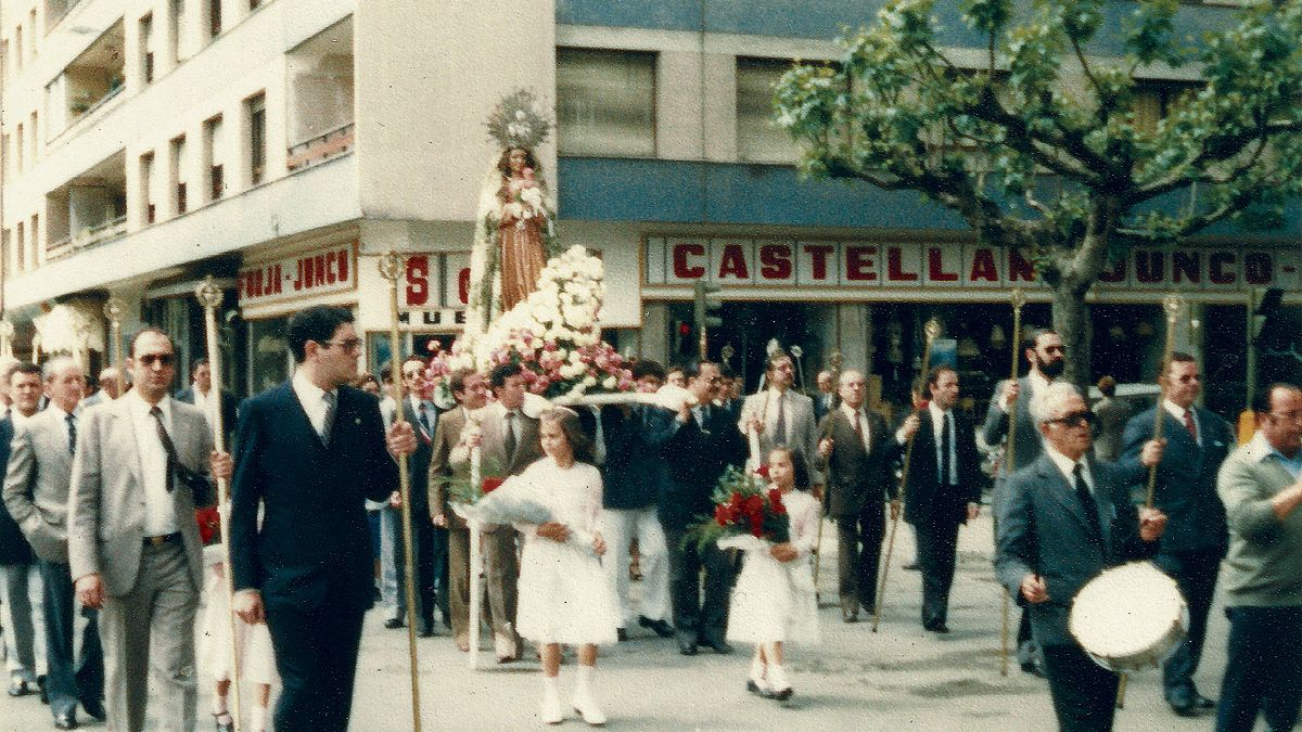 Mucho ha cambiado la procesión de la Alegría desde los reducidos trono y acompañamiento en 1982 al cortejo actual. | ARCHIVO GUILLERMO PINTOR