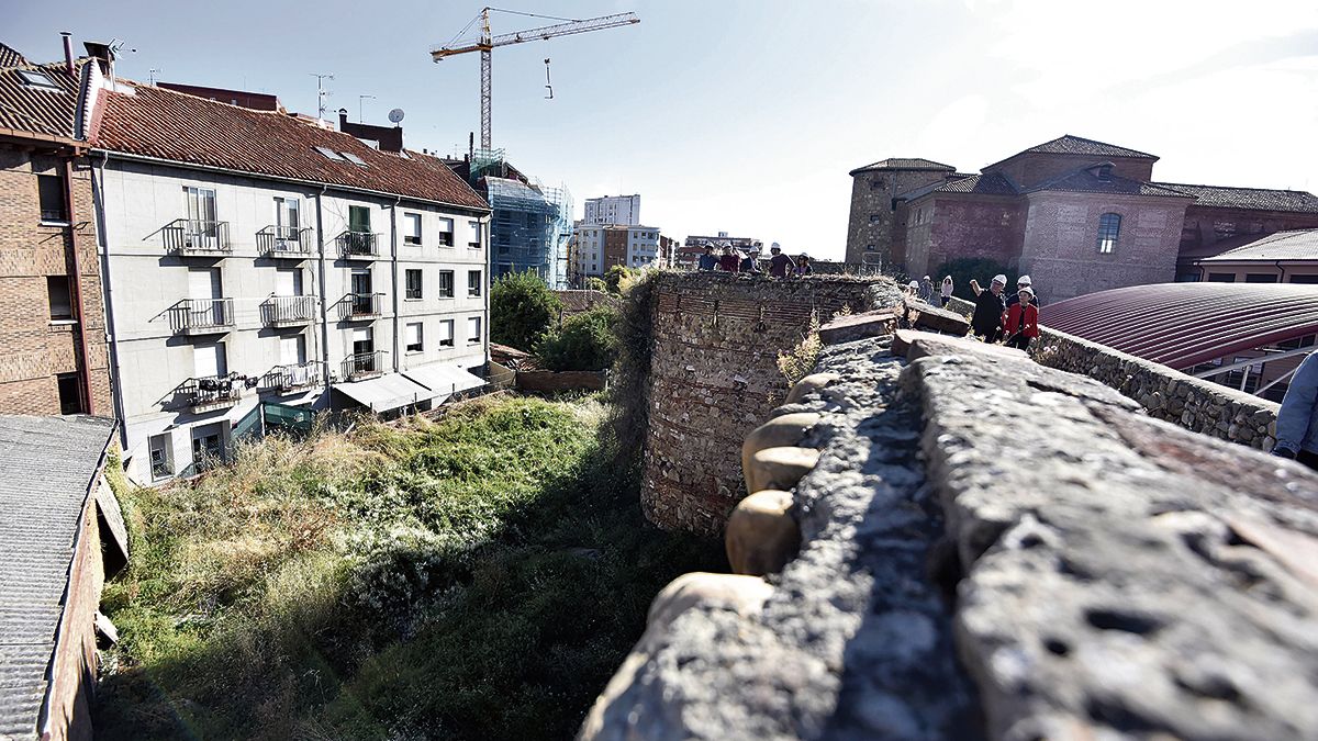 La restauración de la muralla precede a la apertura de la Era del Moro. | SAÚL ARÉN