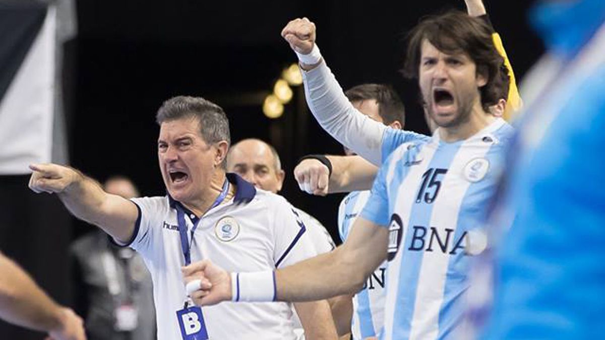 Manolo Cadenas y Carou celebran un gol en un Mundial. | IHF