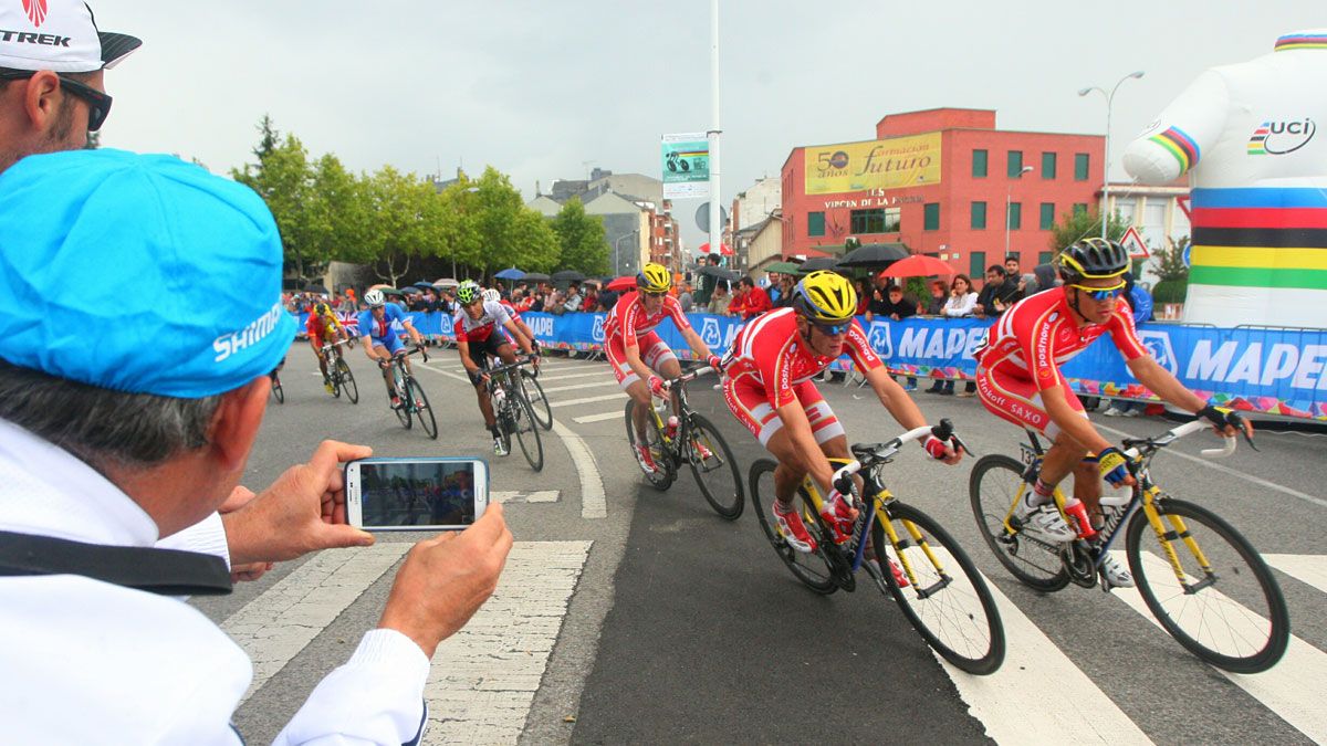 Varios ciclistas toman una curva durante el Mundial celebrado en Ponferrada en 2014. | C.S. (ICAL)