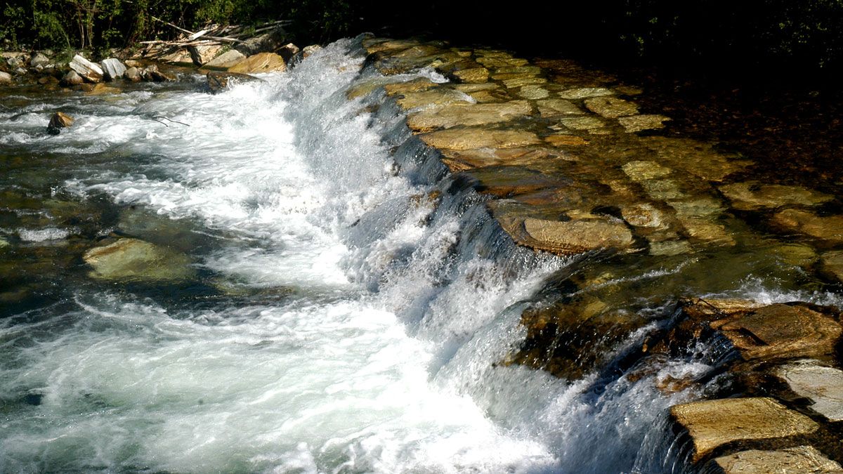 La fuerza del río Burbia no era obstáculo para las manos de las duras lavanderas, siempre con sabañones.
