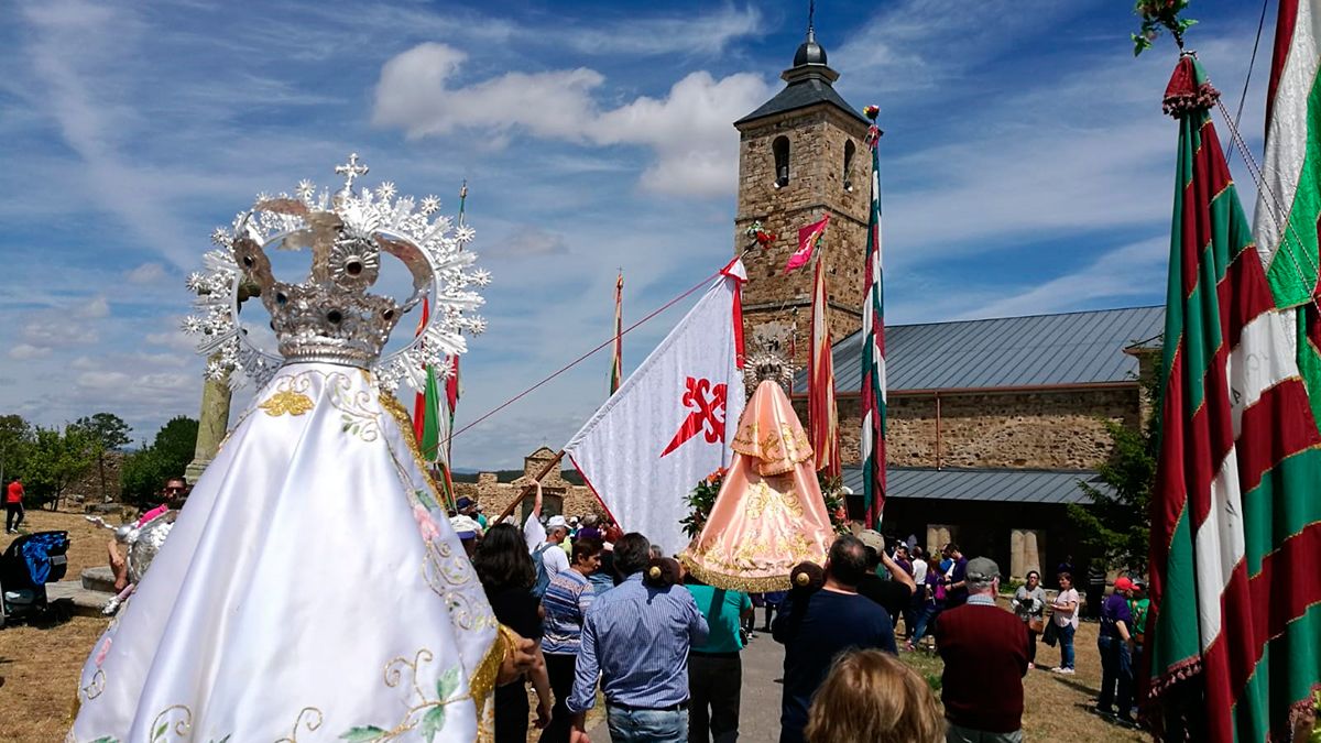 La comitiva llegó al santuario pasado el mediodía. | CRISTINA FERNÁNDEZ La comitiva llegó al santuario pasado el mediodía. | CRISTINA FERNÁNDEZ
