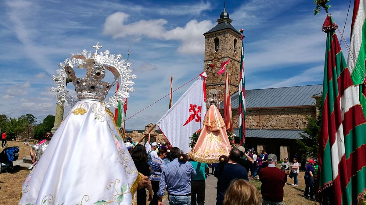 La comitiva llegó al santuario pasado el mediodía. | CRISTINA FERNÁNDEZ