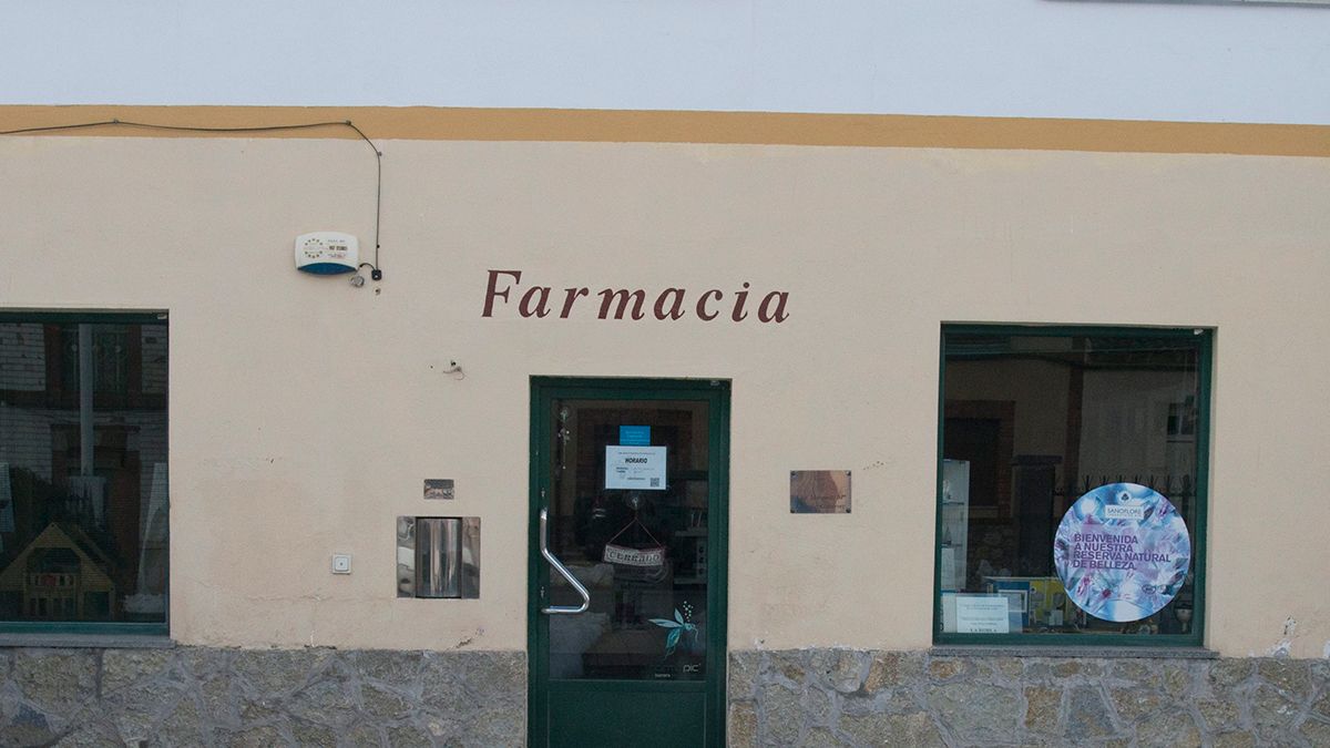 Imagen de archivo de una farmacia en el medio rural leonés. | MAURICIO PEÑA