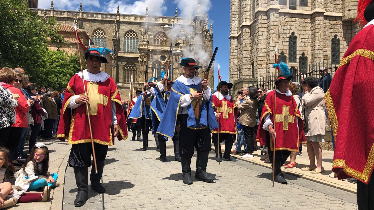 La procesión discurrió por las calles de la bimilenaria, escoltada por militares, zuizones y músicos. | P. FERRERO