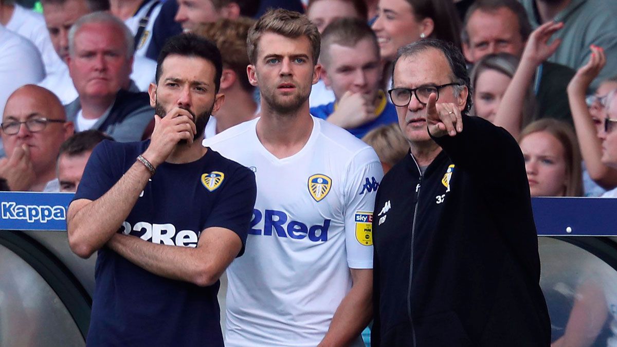 Corberán y Bielsa dan instrucciones a Bamford. | YEP