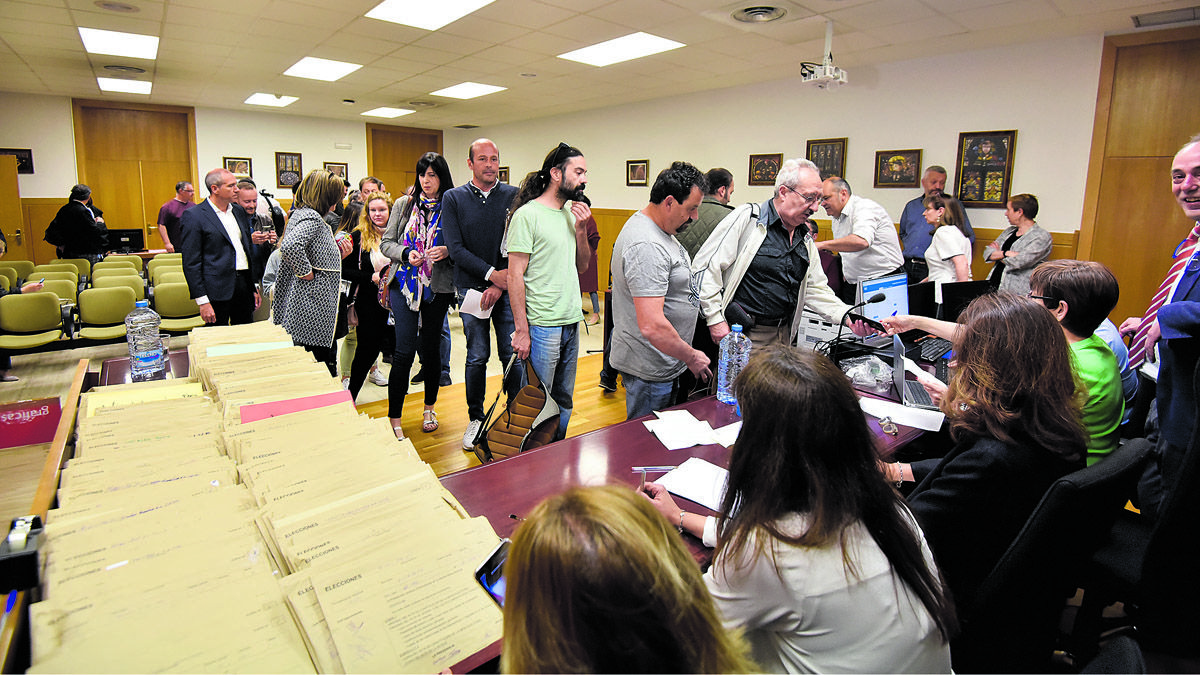 Acto de escrutinio oficial en la Junta Electoral de Zona de León. | SAÚL ARÉN