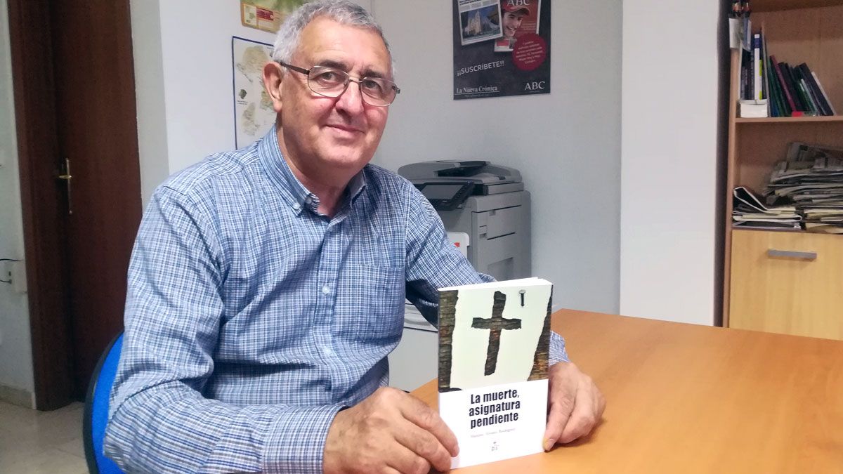 Máximo Álvarez, con su nuevo libro ‘La muerte, una asignatura pendiente’. | D.M.