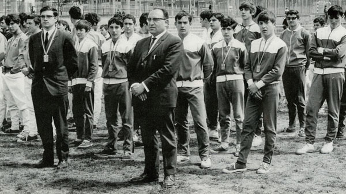 El Hermano Tomás al frente de la selección de Maristas que participó en los Juegos Escolares de 1969.
