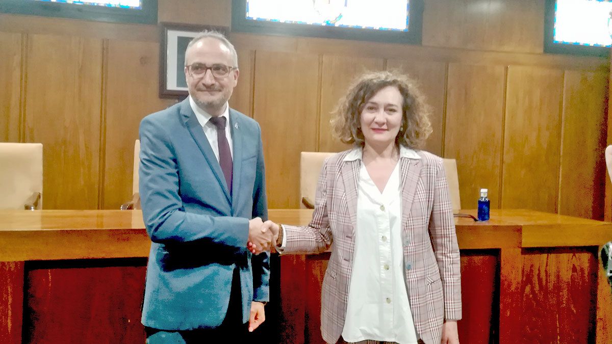 Olegario Ramón y Gloria Merayo se saludan tras la última sesión plenaria de la presente legislatura, este miércoles. | D.M.
