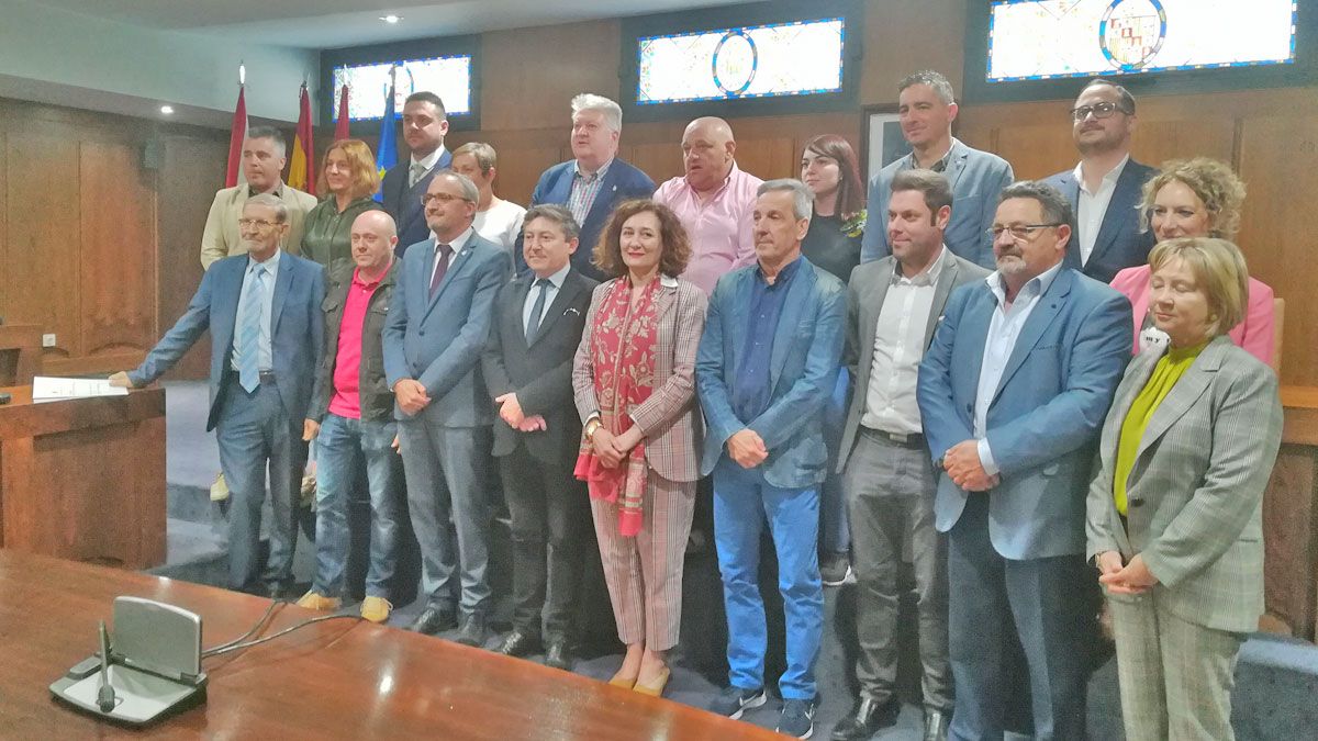 Los concejales se hicieron una foto de familia para despedir la legislatura. | D.M. Los concejales se hicieron una foto de familia para despedir la legislatura. | D.M.
