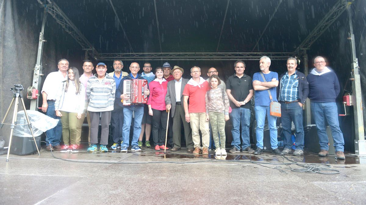 Algunos de los participantes en la edición del pasado año de la Xuntanza D’Alcordeonistas en Riolago de Babia. | MAURICIO PEÑA