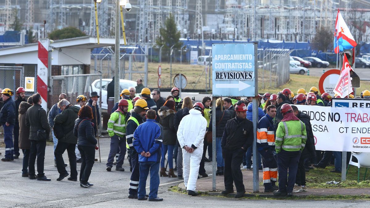Trabajadores de las auxiliares de Compostilla en una protesta en las puertas de la central. | C.S. (ICAL)