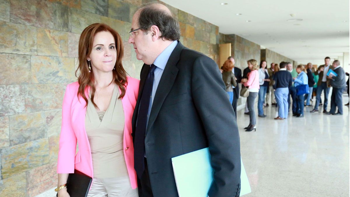 Juan Vicente Herrera y Silvia Clemente conversan al finalizar la reunión del Grupo Parlamentario Popular. | LETICIA PÉREZ (ICAL)