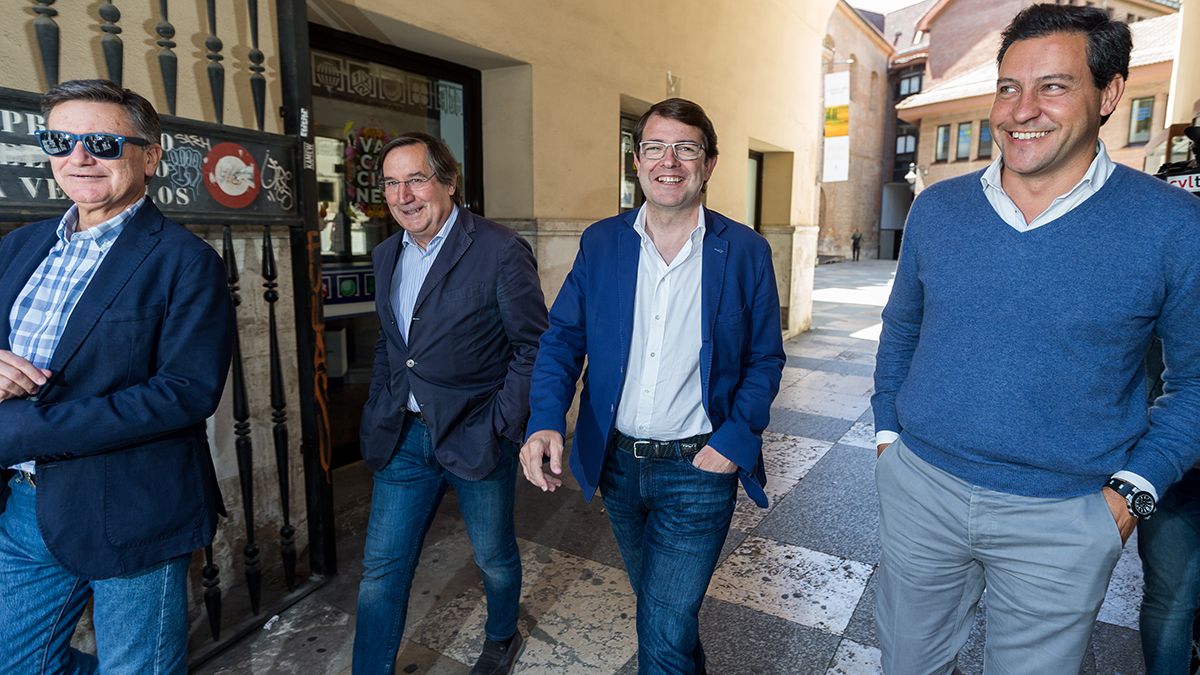 El presidente del PP de Castilla y León, Alfonso Fernández Mañueco, acompañado por el presidente del PP de Segovia, Francisco Vázquez, Raúl de la Hoz, y Pedro Viñarás, a su salida de la reunión. | ICAL El presidente del PP de Castilla y León, Alfonso Fernández Mañueco, acompañado por el presidente del PP de Segovia, Francisco Vázquez, Raúl de la Hoz, y Pedro Viñarás, a su salida de la reunión. | ICAL
