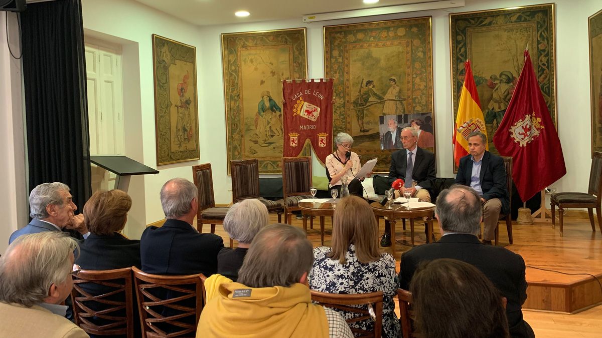Cándido Alonso y Joaquín Otero, sobrino del escritor, fueron los impulsores del acto de homenaje en la Casa de León en Madrid. | L.N.C.
