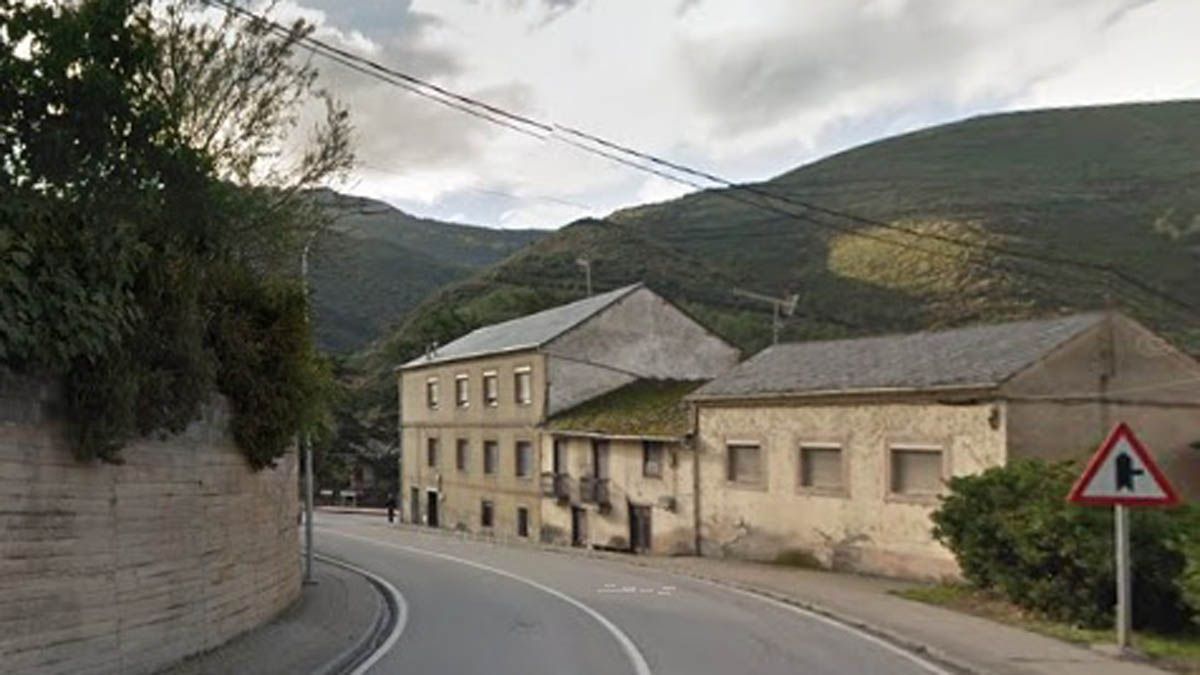 La carretera N-536 hacia Puente de Domingo Flórez. | L. N. C.