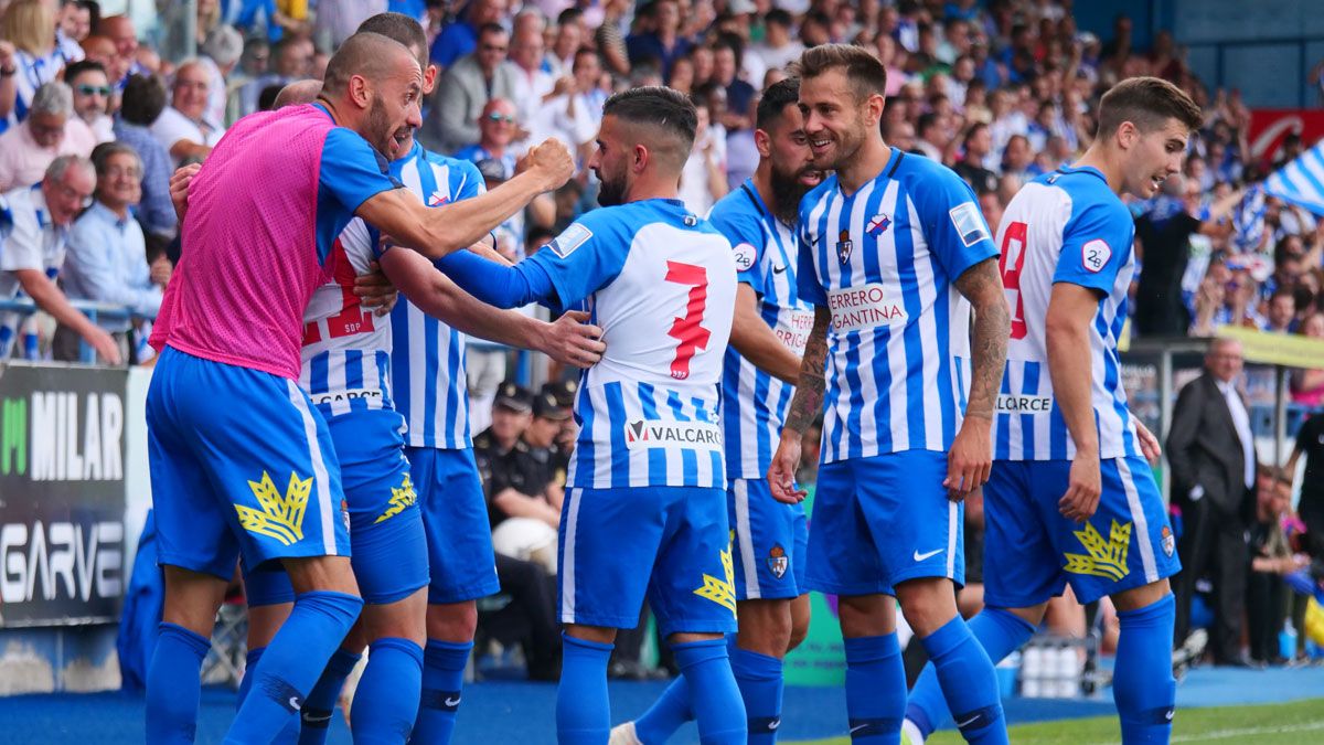 Los jugadores de la Deportiva celebran un gol ante el Cornellà. | FRANCISCO L. POZO