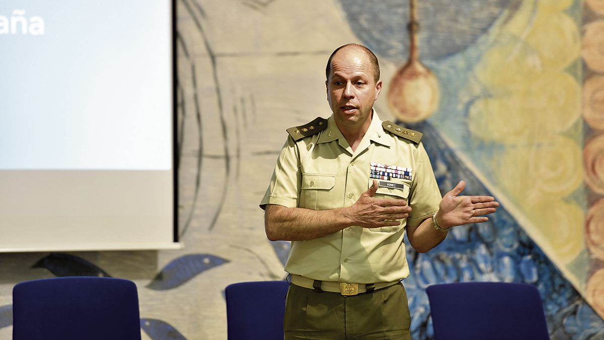El coronel jefe del Regimiento de Inteligencia nº1, Ángel Segundo Gómez, este jueves en El Albéitar. | SAÚL ARÉN