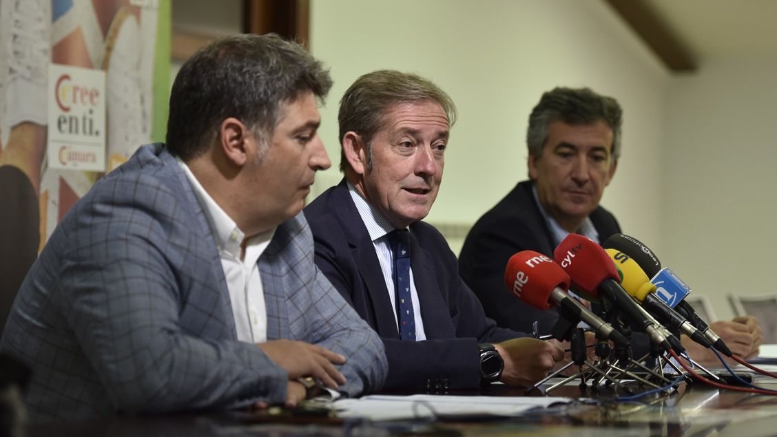 Julio César Álvarez, Javier Vega y Javier Sanz, durante la presentación de la feria. | SAÚL ARÉN