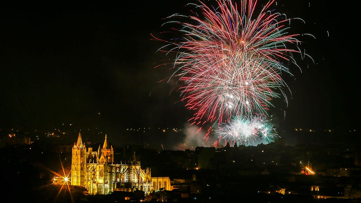 La tirada de fuegos artificiales del año pasado en León. | CARLOS S. CAMPILLO (ICAL)