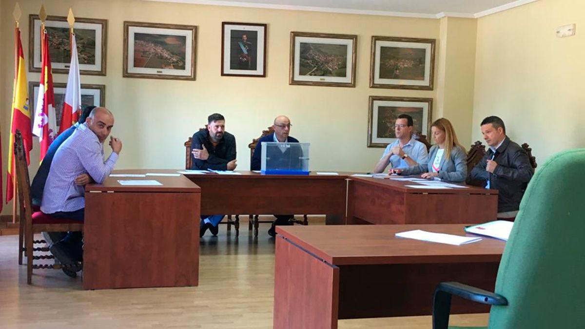 Imagen del pleno de constitución del Ayuntamiento de Ardón. | L.N.C. Imagen del pleno de constitución del Ayuntamiento de Ardón. | L.N.C.