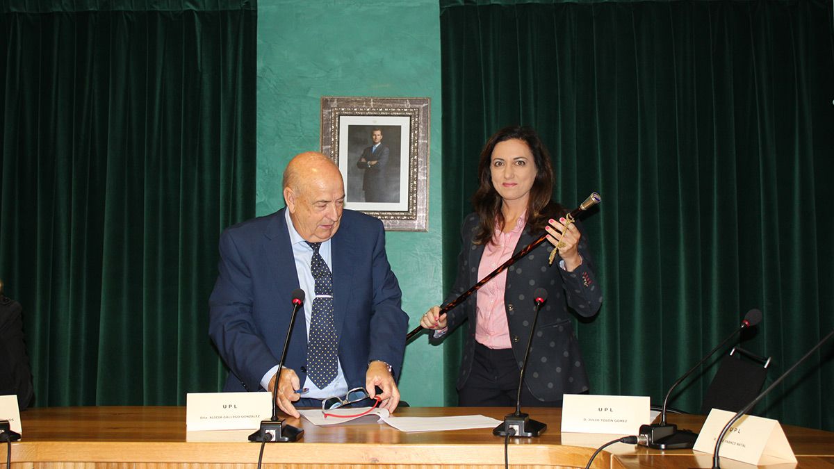 Alicia Gallego recibiendo este sábado el bastón de mando en Santa María. | T.G.