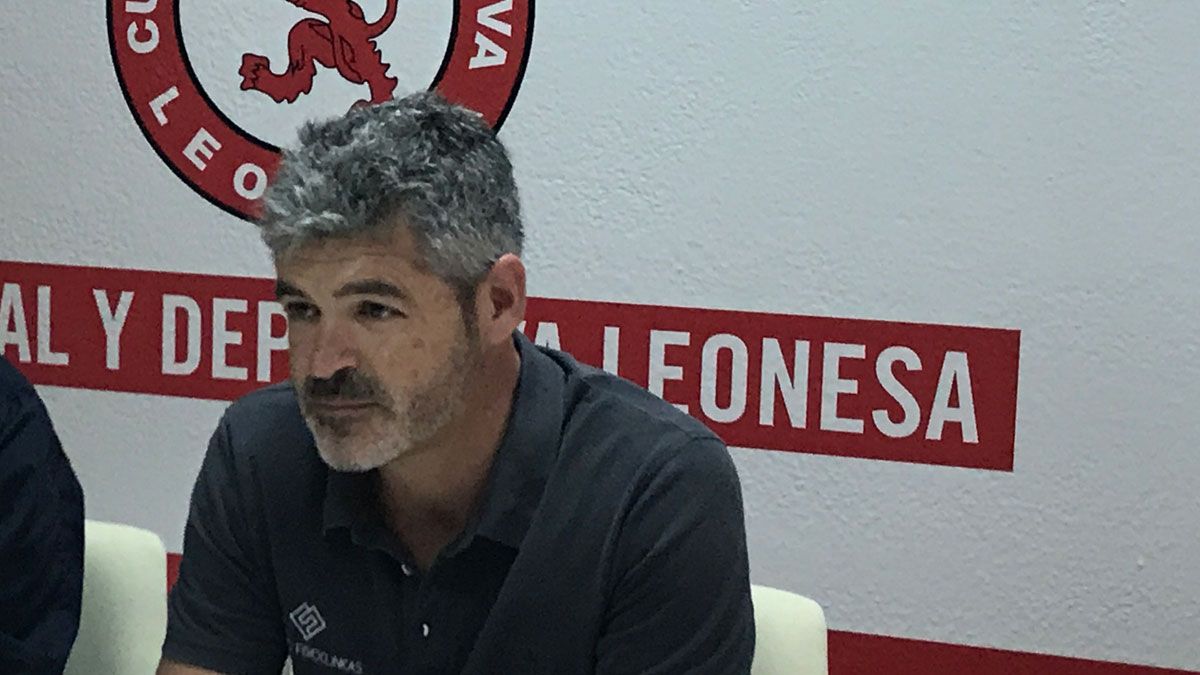 Javi Elorrieta, durante la rueda de prensa de su despedida del primer equipo de la Cultural.