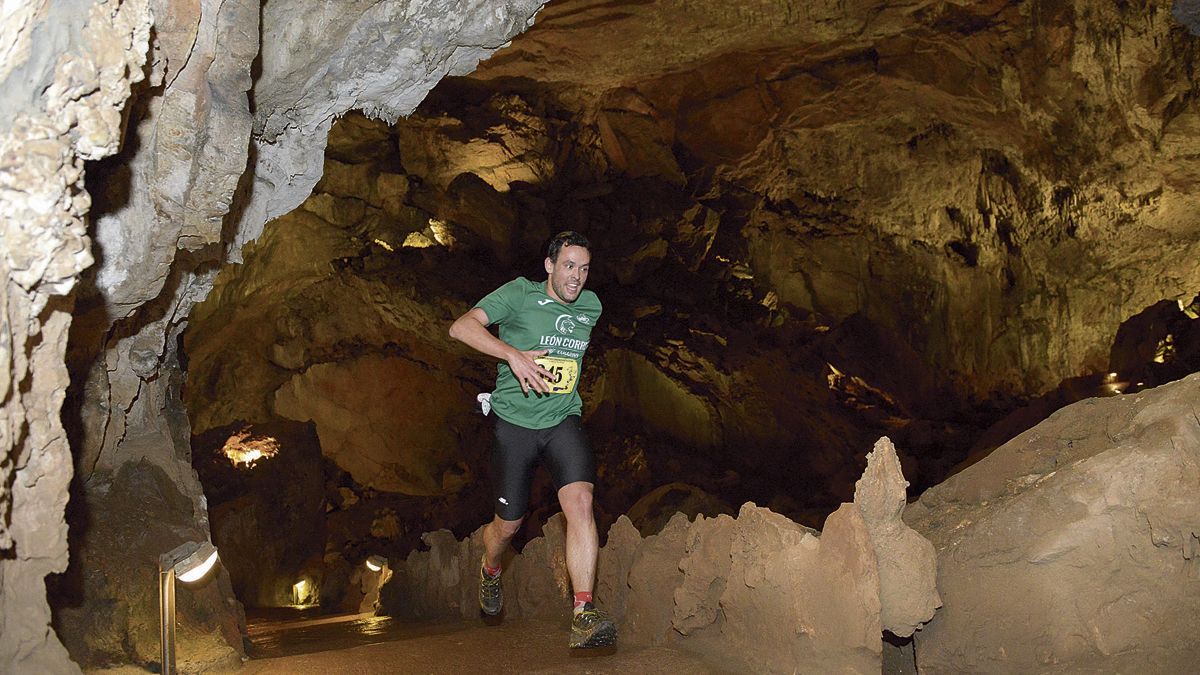 Uno de los participantes se dispone a salir del interior de la Cueva. | MAURICIO PEÑA