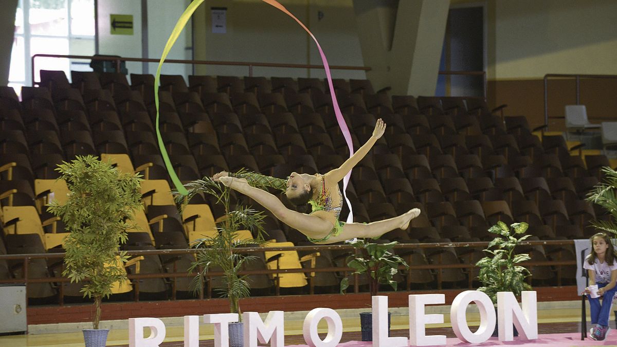 Una de las gimnastas leonesas se dispone a hacer un ejercicio de cinta. | MAURICIO PEÑA