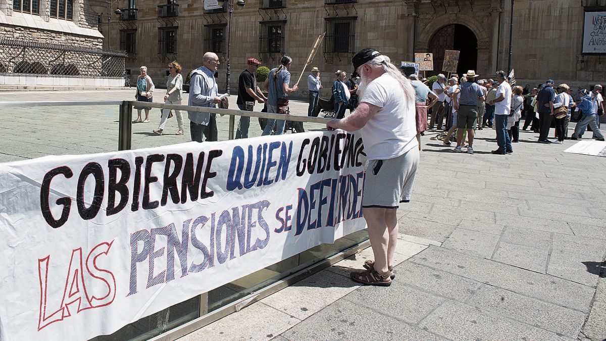 Un lunes más, la concentración tuvo lugar en la plaza de Botines. | MAURICIO PEÑA