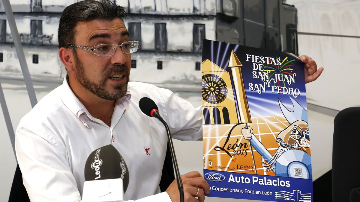 Pedro Llamas presenta el cartel de este año para las fiestas de San Juan y San Pedro. | CARLOS S. CAMPILLO (ICAL)