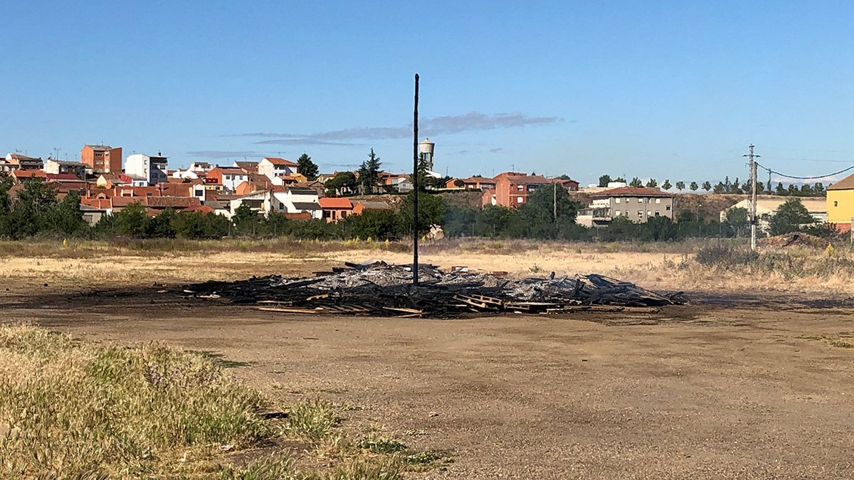 Imagen de los restos de la hoguera de San Juan que fue quemada antes de tiempo. | ABAJO