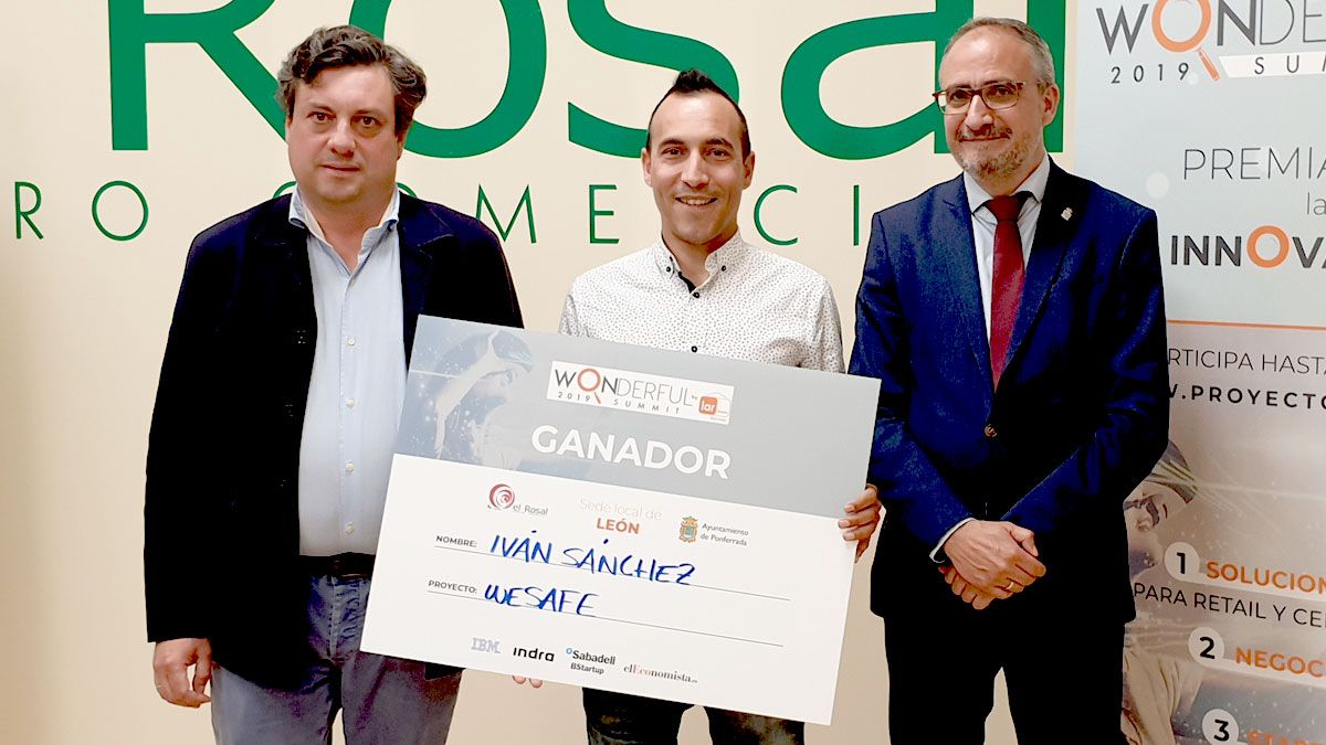 Javier Gutiérrez de El Rosal, el ganador Iván Sanchez y el alcalde Olegario Ramón. | L.N.C