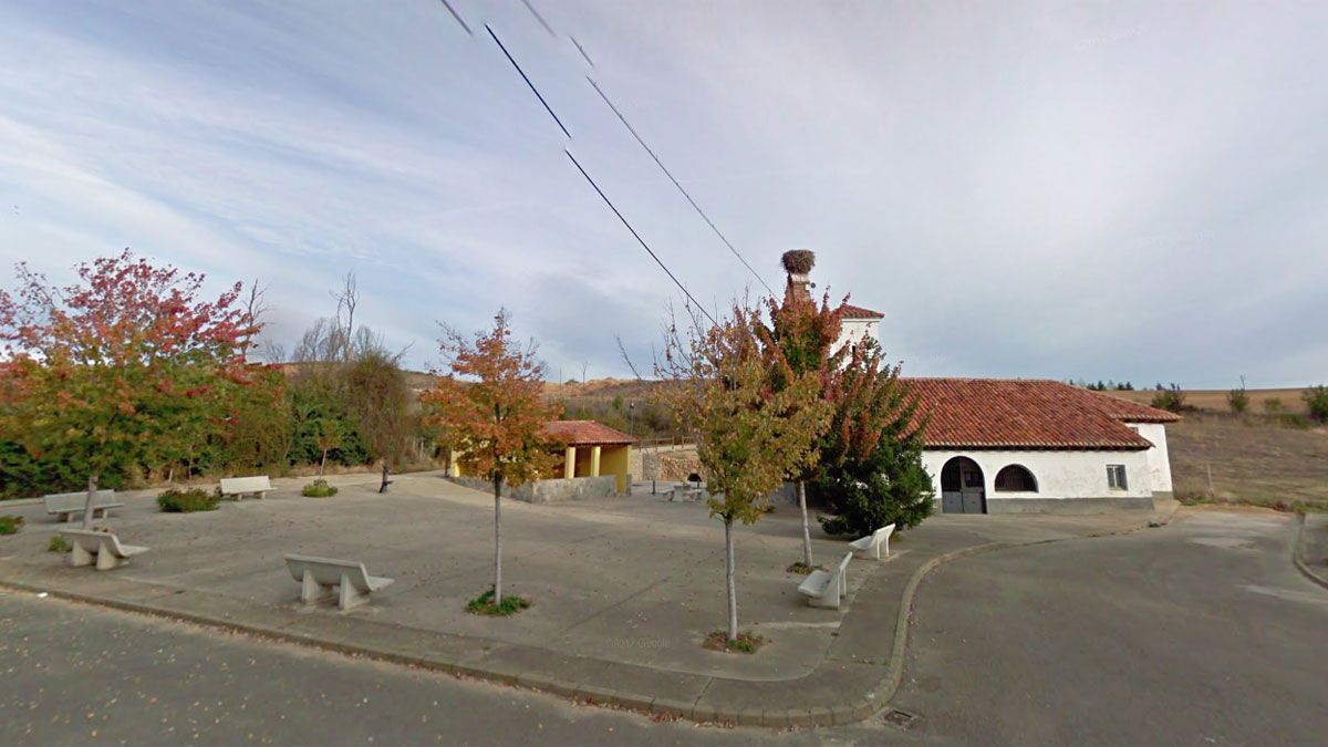 La iglesia de Valdelafuente, por delante de la que pasaría el Camino con el desvío. | GOOGLE