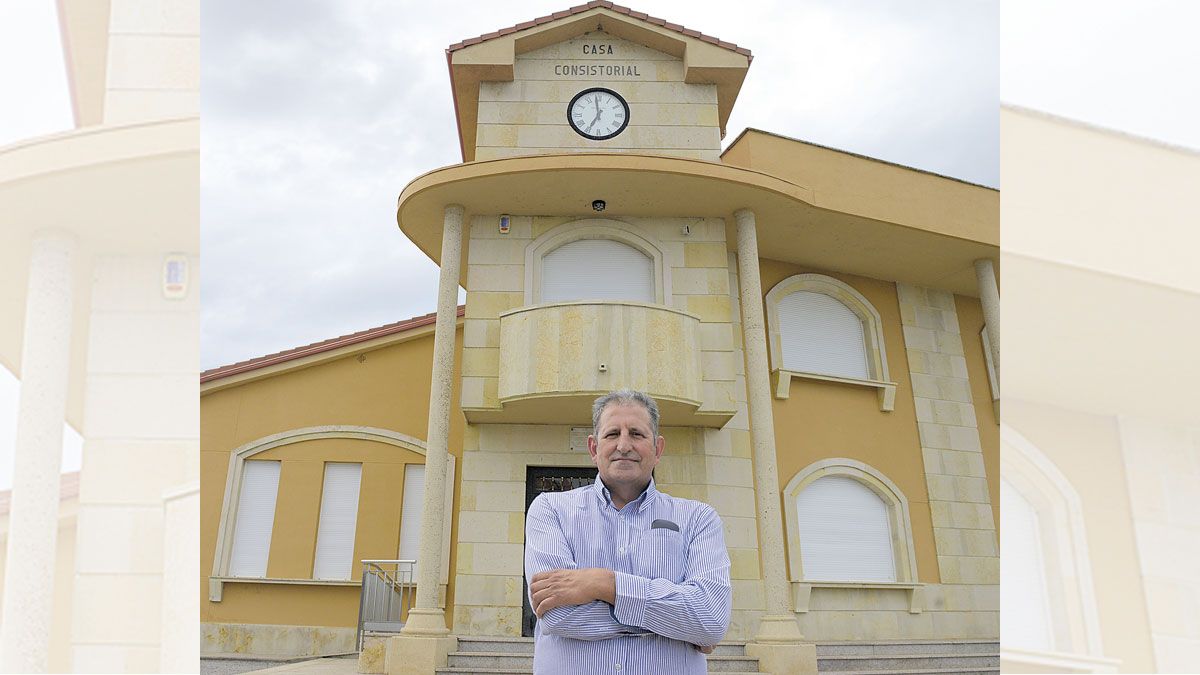 Carlos Gutiérrez (PP), alcalde de Valdefresno. | MAURICIO PEÑA