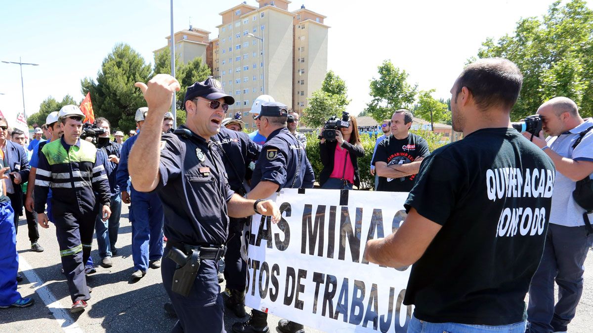 Un grupo de mineros intenta cortar el tráfico de la Avenida de Salamanca de Valladolid, tras concentrarse frente a la sede de las Cortes autonómicas. | ICAL