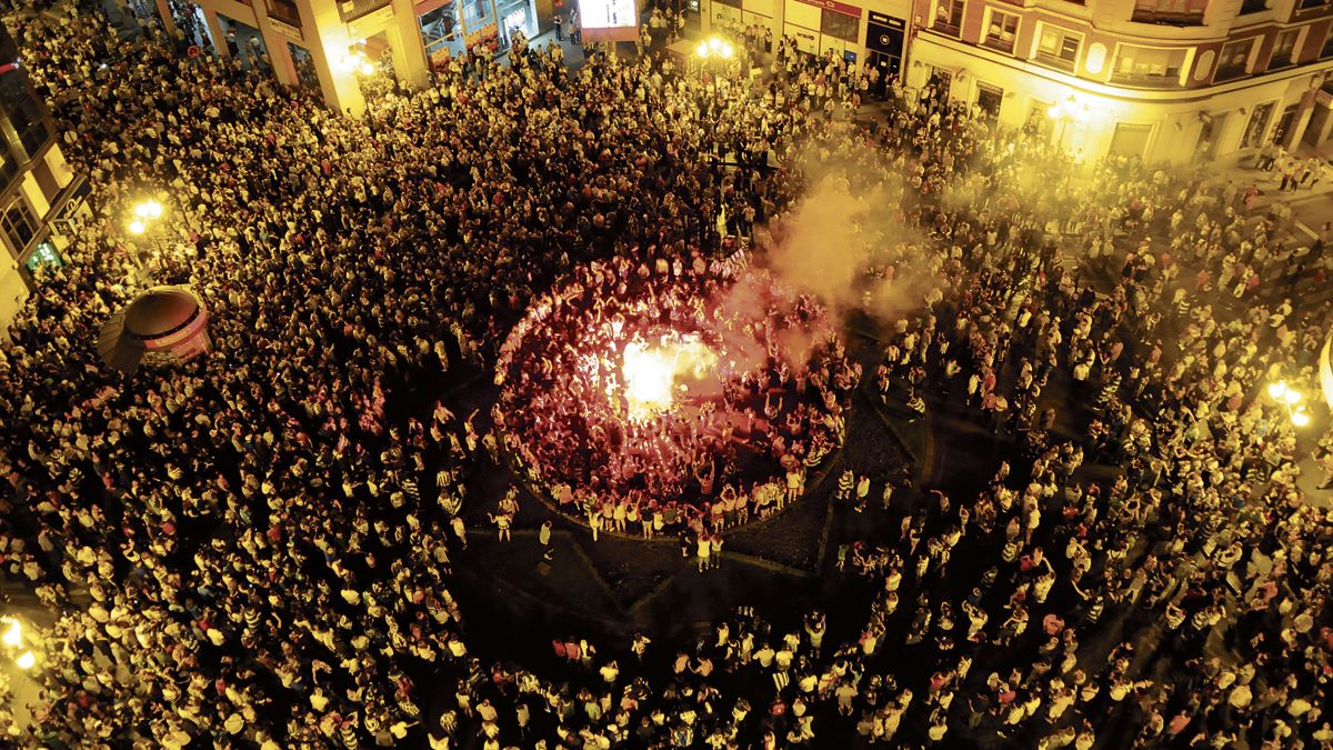 Imagen de la celebración del ascenso frente al Sant Andreu en la Plaza de Lazúrtegui. | MAURICIO PEÑA