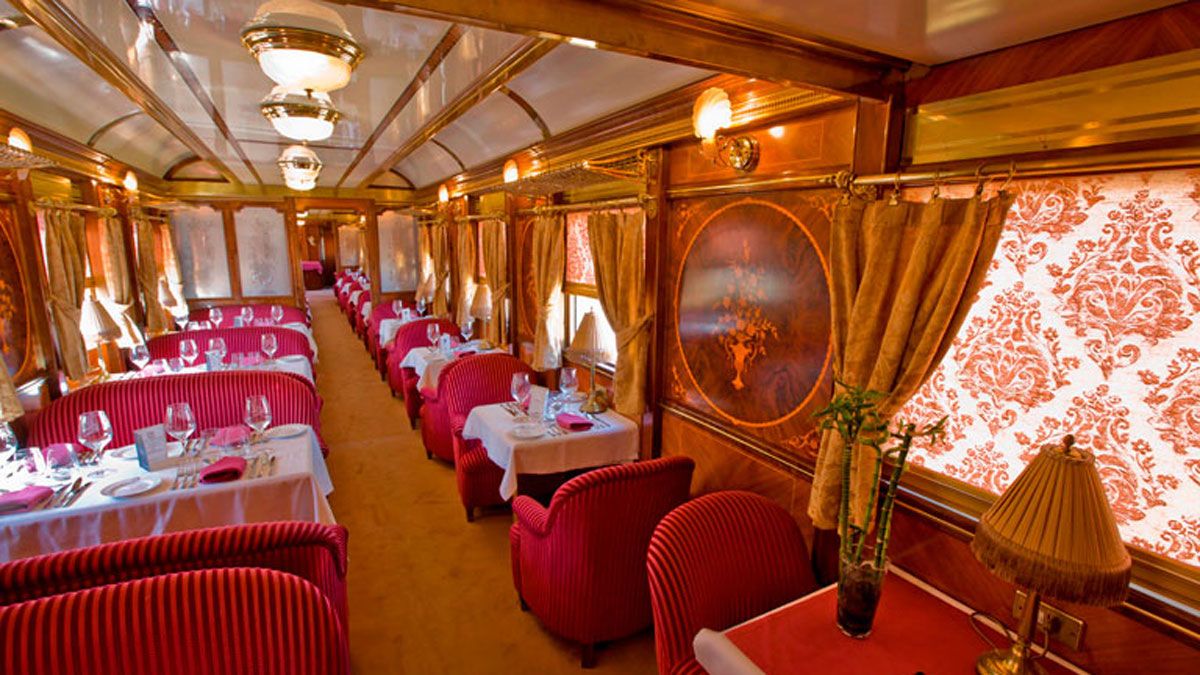 Imagen del interior de uno de los coches del tren turístico, de lujo, que debería salir de León. | RENFE