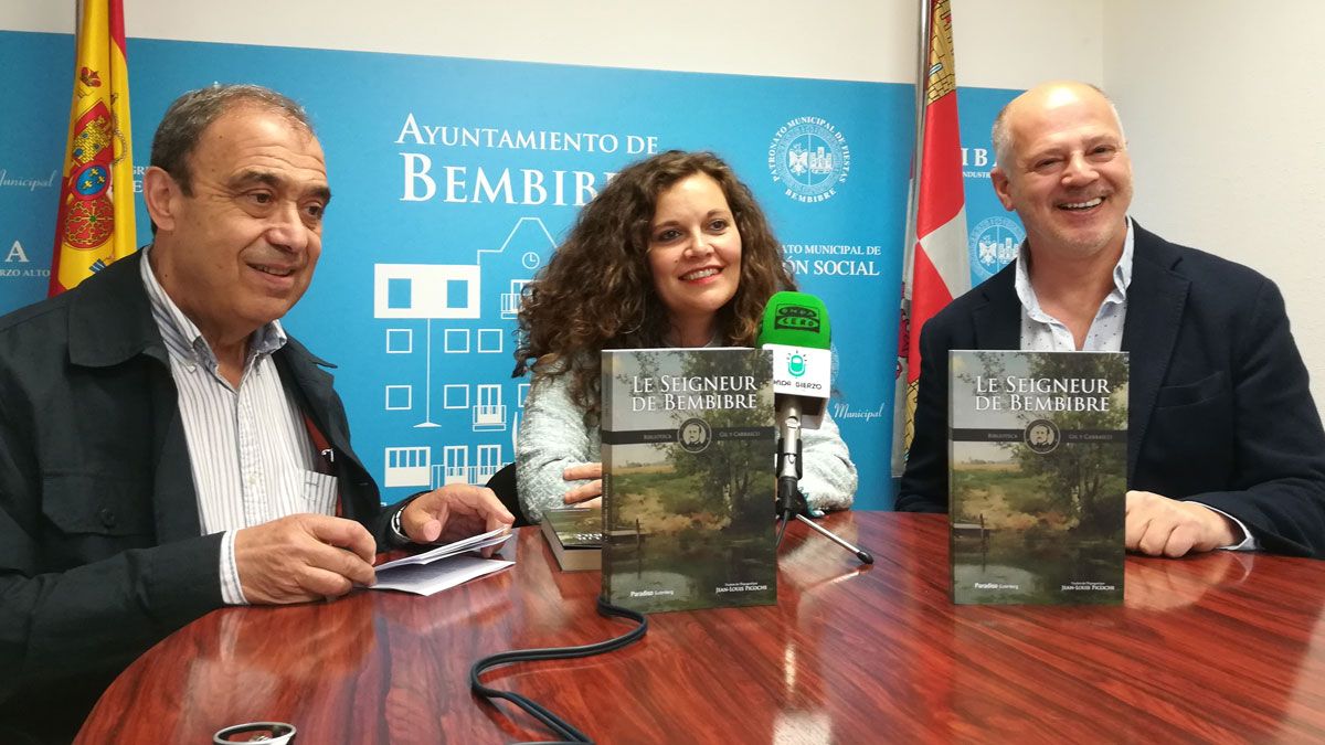Jovino Andina, Silvia Cao y Valentín Carrera, en la presentación de la edición en francés. | D.M.