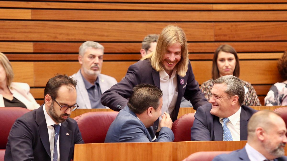 Pablo Fernández conversa con Luis Mariano Santos en la Sesión Constitutiva de las Cortes de Castilla y León de la X legislatura. | ICAL