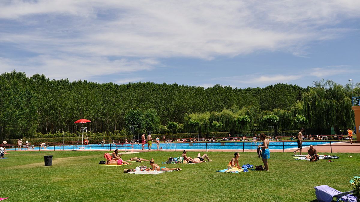 Abierta la temporada de piscinas en la provincia de León. | DANIEL MARTÍN