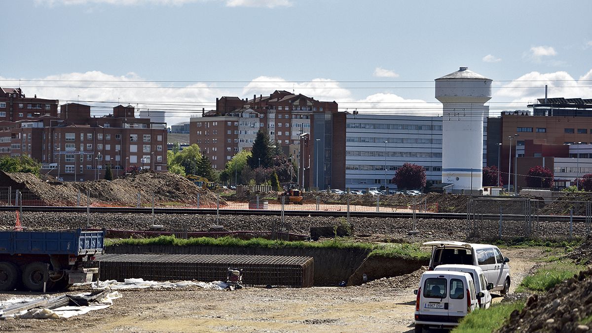 Avanzan las obras del vial que conectará la glorieta del Hospital San Juan de Dios con el Ayuntamiento. | SAÚL ARÉN Avanzan las obras del vial que conectará la glorieta del Hospital San Juan de Dios con el Ayuntamiento. | SAÚL ARÉN