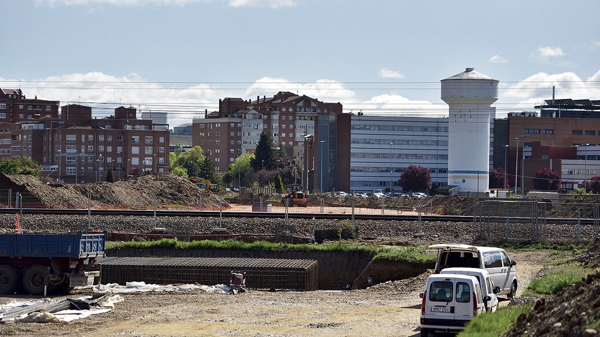 Avanzan las obras del vial que conectará la glorieta del Hospital San Juan de Dios con el Ayuntamiento. | SAÚL ARÉN