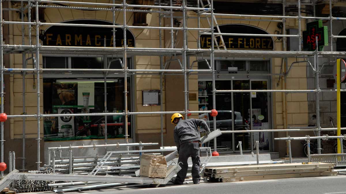 Trabajador de la construcción en una obra ejecutada en la ciudad de León en una imagen de archivo. | MAURICIO PEÑA