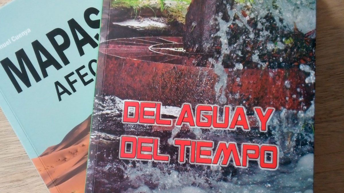 Portada del libro ‘Del agua y del tiempo’ y ‘Mapas afectivos’ que ha ocupado la mesa de lectura de Ruy Vega este mes.
