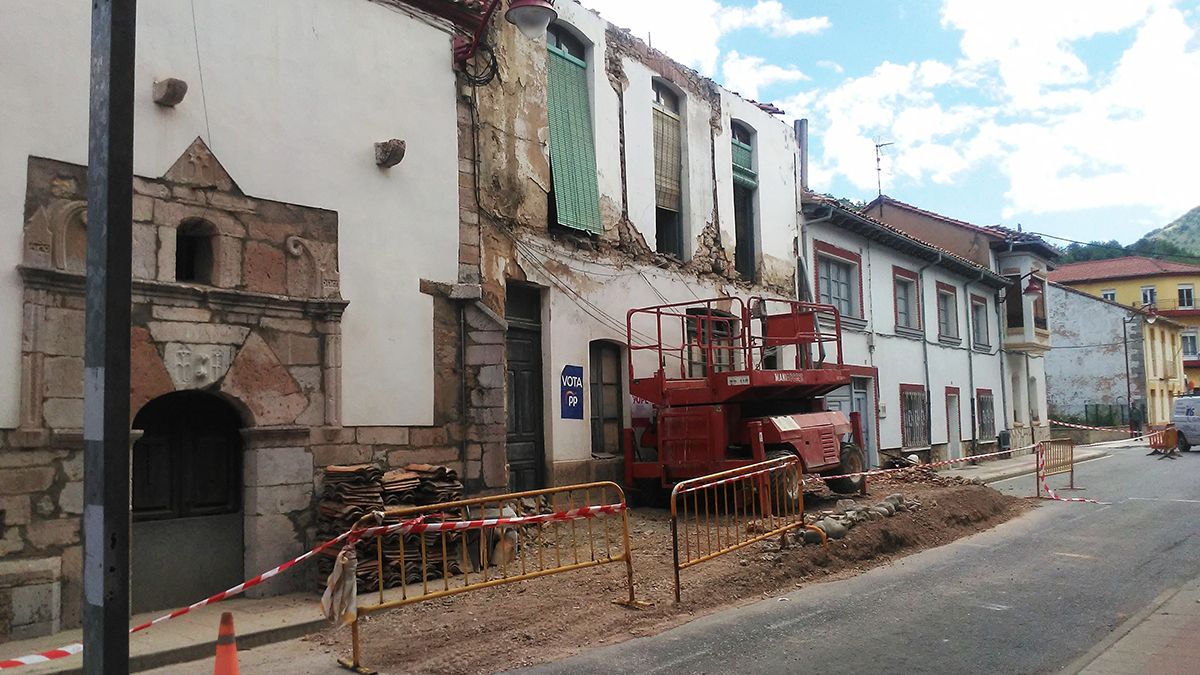 En la fotografía, los trabajos llevados a cabo estos días para el derribo de la vivienda. | E. NIÑO